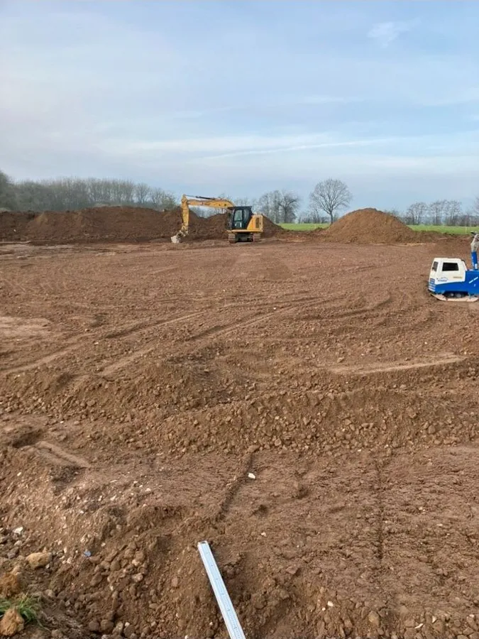Kettenbagger bei Erdarbeiten auf einer Baustelle