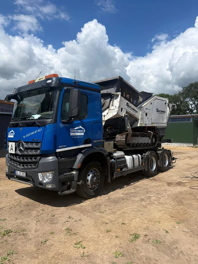 Mercedes-Benz Arocs 2651 von Erik Rehn beim Transport einer Baumaschine