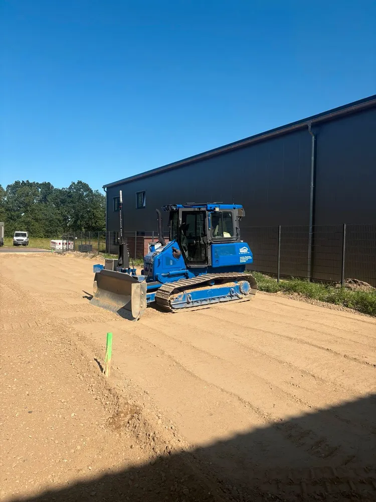 9-Tonnen-Planierraupe mit 60 cm breitem Laufwerk auf planierter Fläche